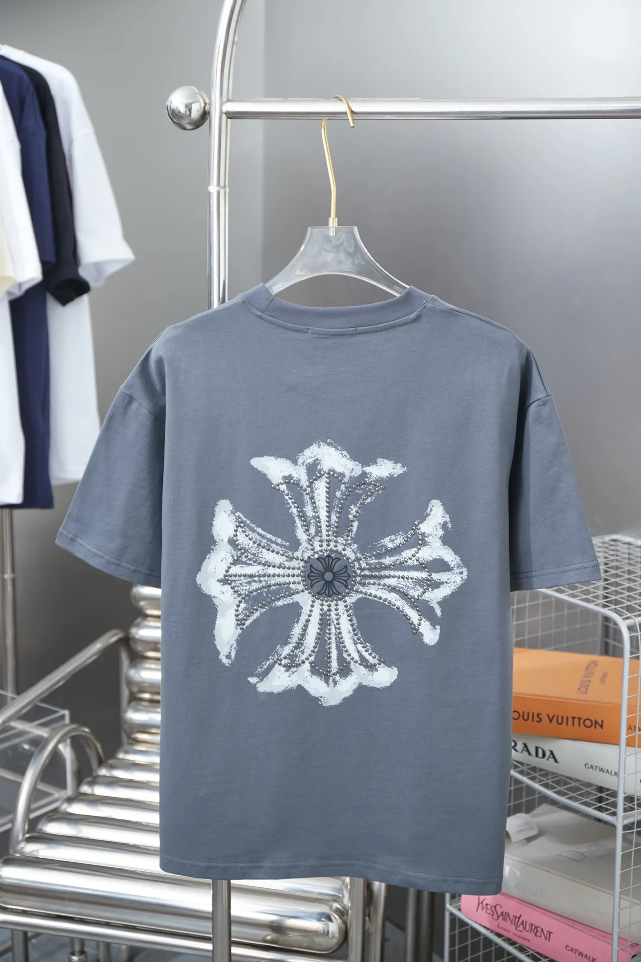 🅿️200 Chrome Hearte 25SS early spring new model, printed hot diamond short sleeves, light luxury, a must-have item for daily commuting for men and women, correct version, welcome to compare, detailed features · 280 grams of 100% pure cotton double yarn jersey fabric · Special thickened 32 pieces of double-strand 1X1 thread in the same vat · Environmentally friendly screen hand printing ➕ Imported Australian matte pearl diamond ➕ Three-dimensional wow glue high temperature hot pressing · Double-needle sewing and cross-seam technology · Original main mark, washed tag, branded moisture-proof paper packaging Color: black/white/grey Size: S/M/L/XL